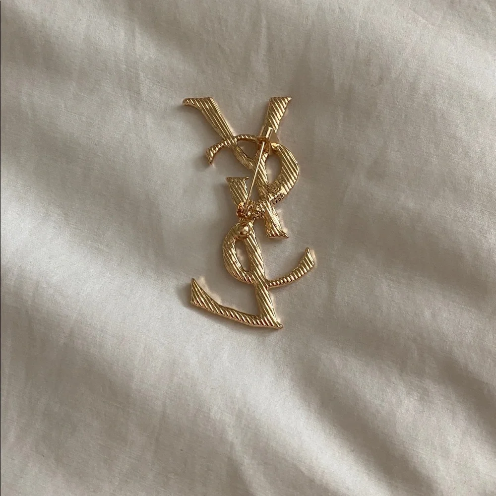 Brooch | Brand New Fashion Logo Brooch - Picture 2 of 3
